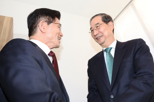 김문수 국민의힘 대선후보와 한덕수 무소속 대선 예비후보가 7일 서울 종로구의 한 식당에서 후보 단일화 관련 회동을 하고 있다. [연합뉴스]